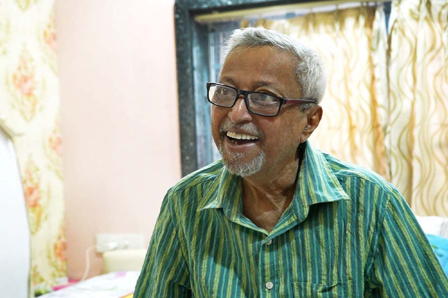  গৃহবন্দি। অসুস্থতার জন্য কাঁচরাপাড়ার বাড়ির বাইরে বেরোনোও বন্ধ হয়ে যায় মুকুলের।