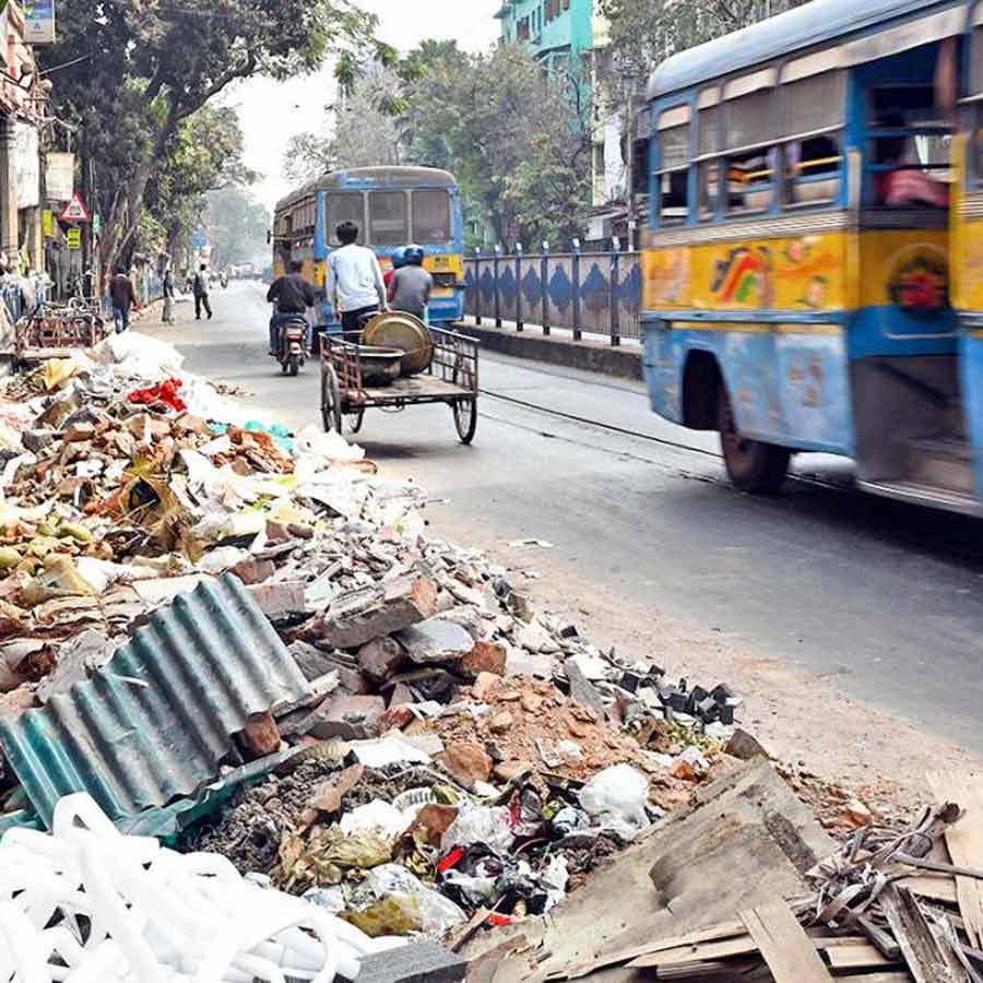 এত্তা জঞ্জাল: মহাত্মা গান্ধী রোডে প্রায় অর্ধেক রাস্তা জুড়ে পড়ে রয়েছে আবর্জনার স্তূপ। রবিবার, কলেজ স্ট্রিটের কাছে।