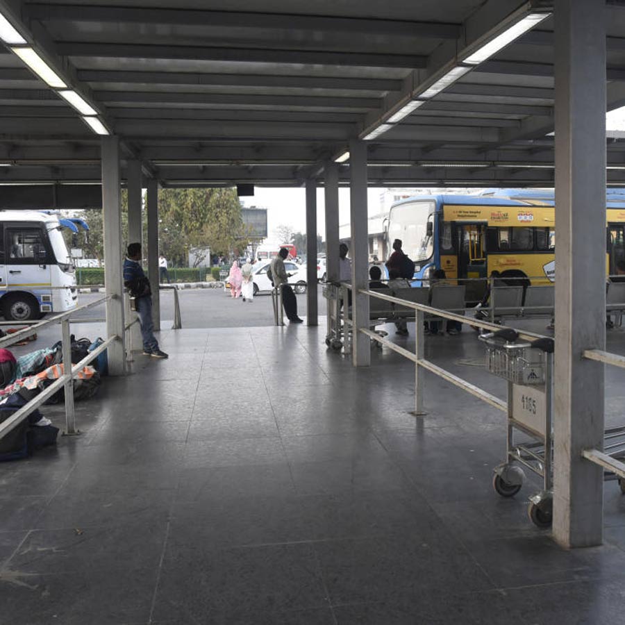 বিভ্রান্তি: বিমানবন্দরের বাসস্ট্যান্ডে নেই কোনও বোর্ড।