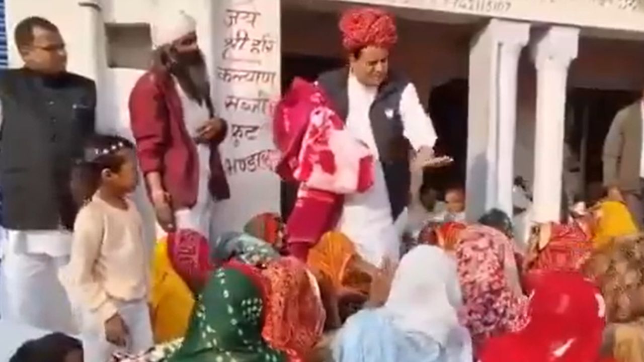 কম্বলদানের সময় বাছবিচারে বিজেপির প্রাক্তন সাংসদ।