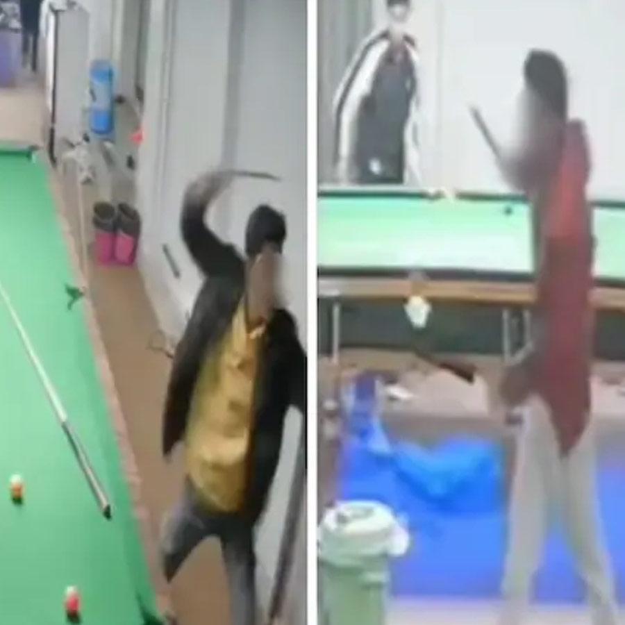 ভোপালের স্নুকার ক্লাবের সিসি ক্যামেরার ফুটেজে ঘটনার মুহূর্ত ধরা পড়েছে।