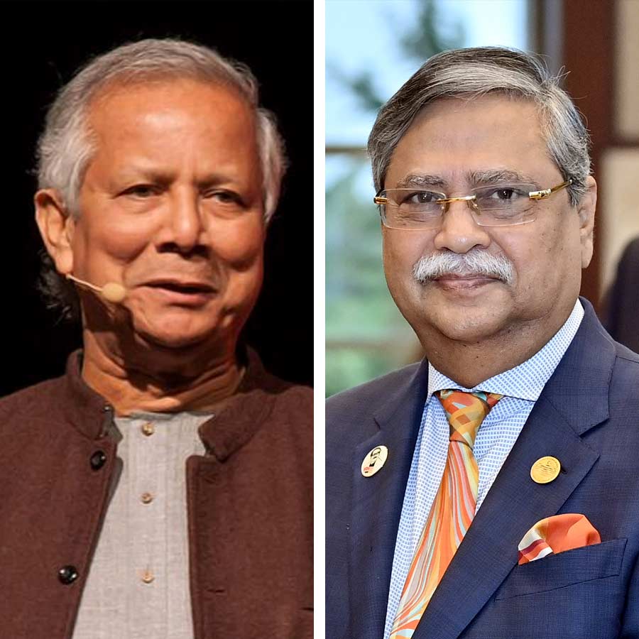 (বাঁ দিকে) বাংলাদেশের প্রাক্তন প্রধান উপদেষ্টা মুহাম্মদ ইউনূস এবং বাংলাদেশের রাষ্ট্রপতি মুহাম্মদ সাহাবুদ্দিন (ডান দিকে)।