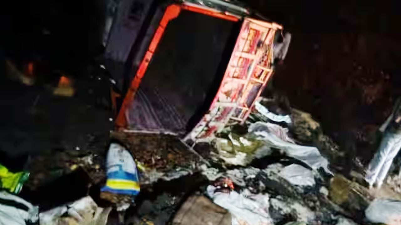 দুর্ঘটনার পর খাদে পড়ে রয়েছে ভ্যানটি। মহারাষ্ট্রের অমরাবতী জেলায়।