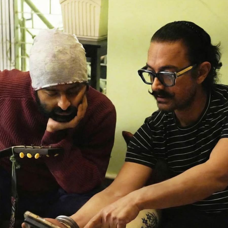 (বাঁ দিকে) অরিজিৎ সিংহ, (ডান দিকে) আমির খান।