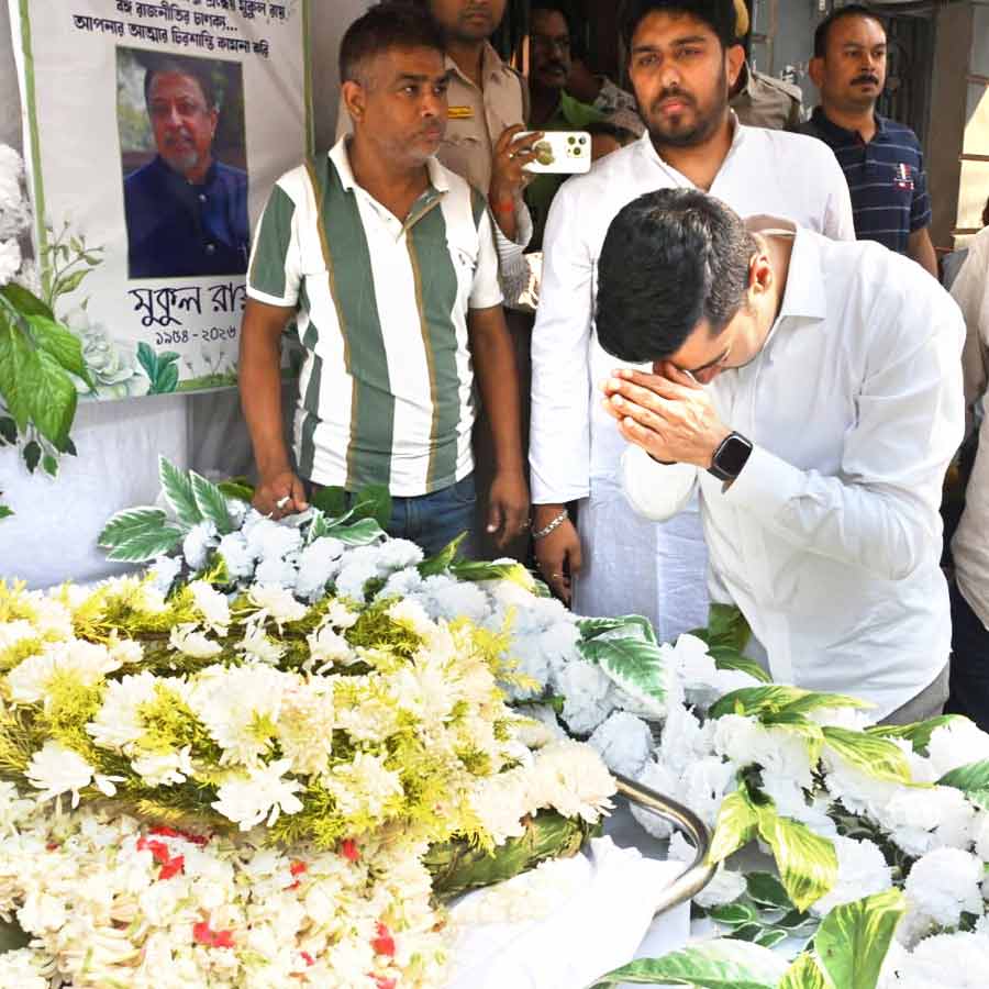 Mukul Roy\\\\\\\'s last rites were performed at Halishahar crematorium, Abhishek Banerjee was present at the funeral procession