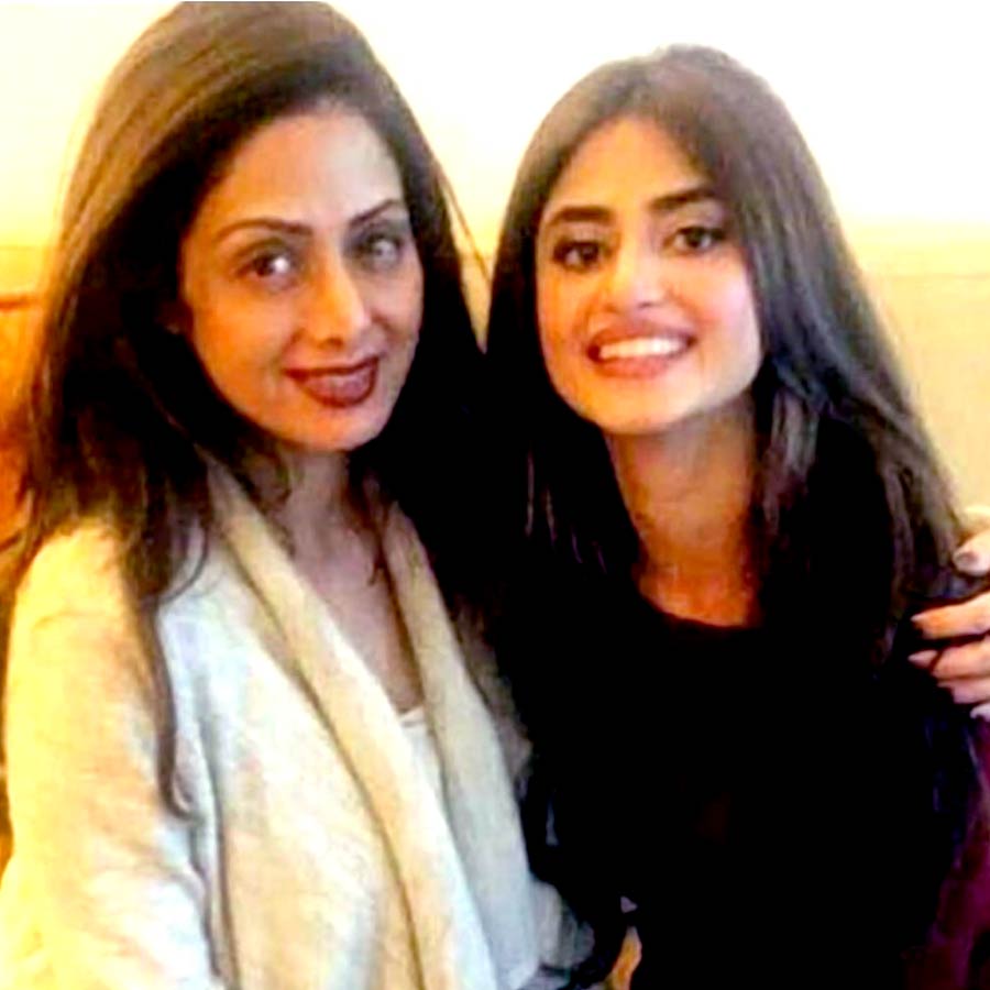 শ্রীদেবীর পাশে সজল আলি।