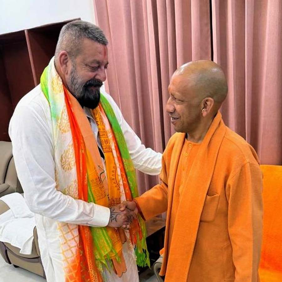 যোগীর সঙ্গে সঞ্জয়ের করমর্দন!