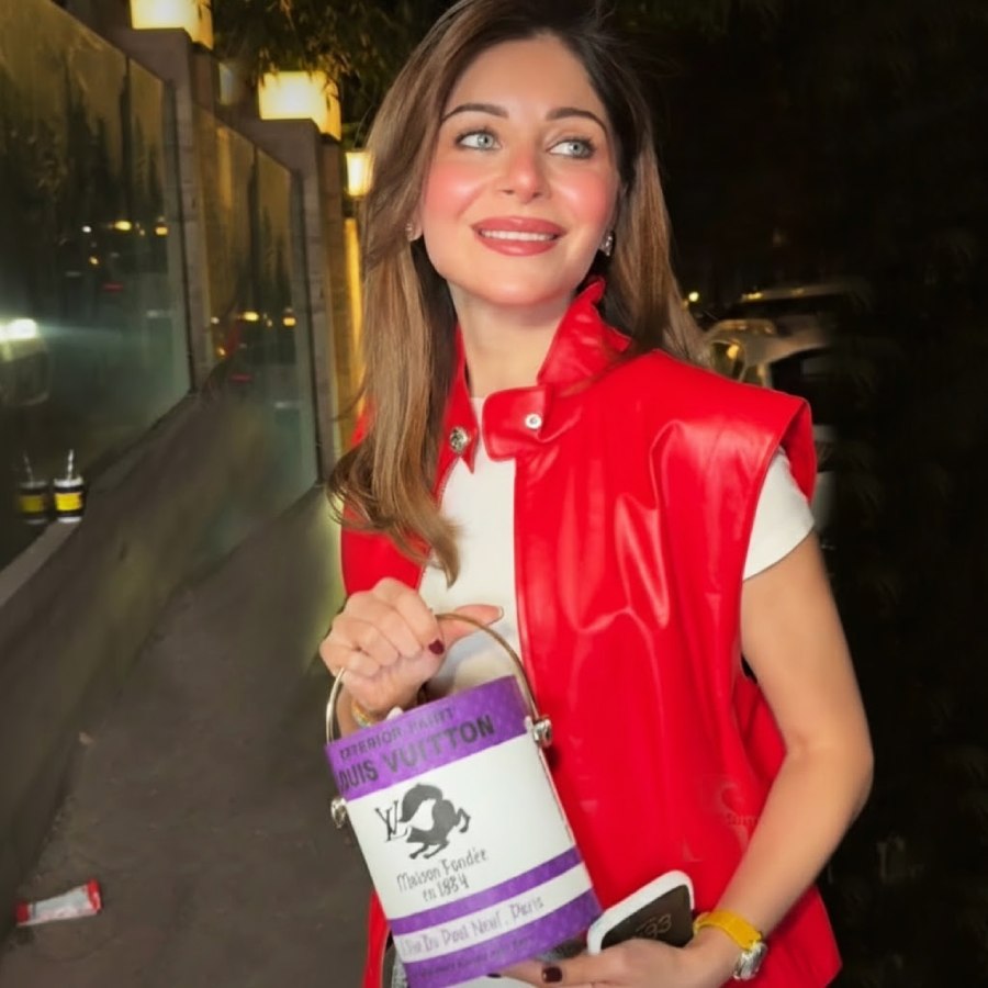 ‘মহার্ঘ’ ব্যাগ হাতে গায়িকা কনিকা কপূর।