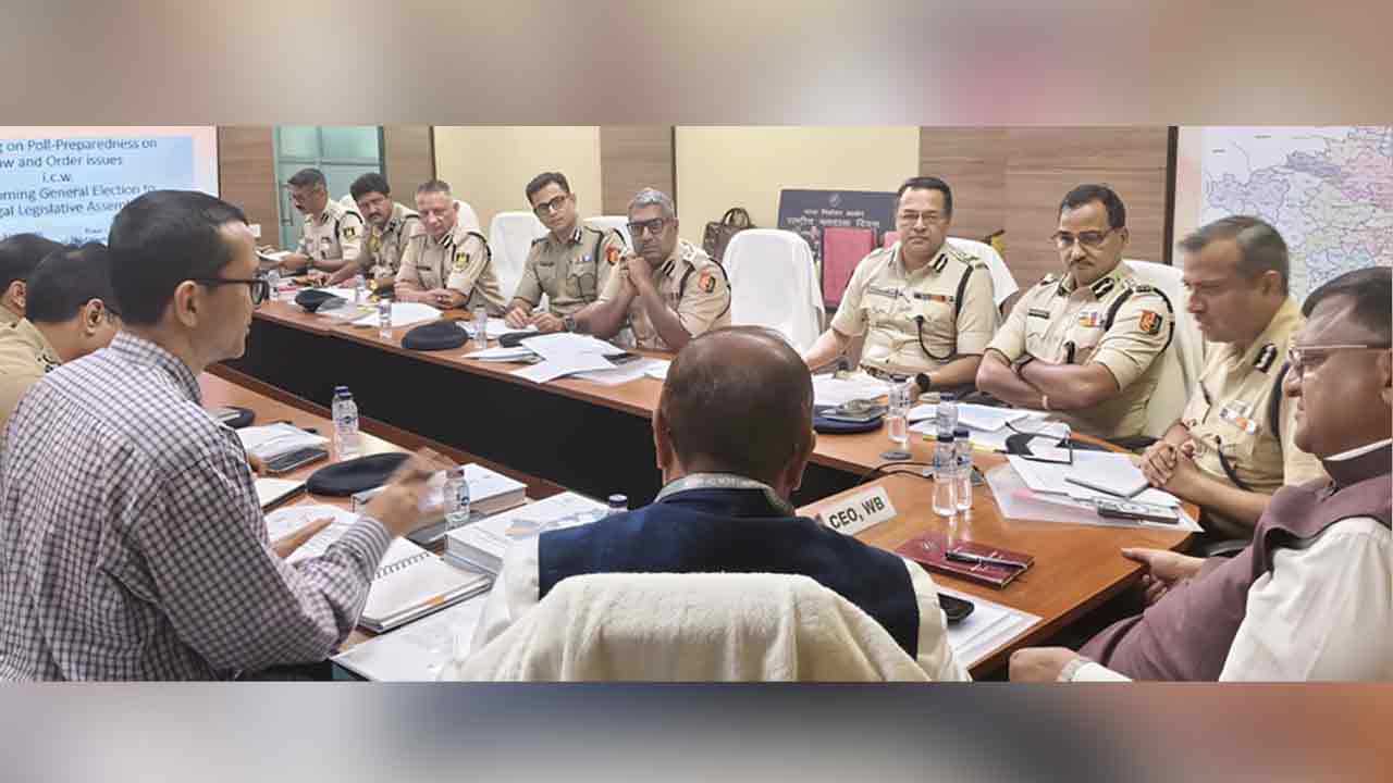 একেবারে ডান দিকে রাজ্যের সিইও মনোজ আগরওয়াল।