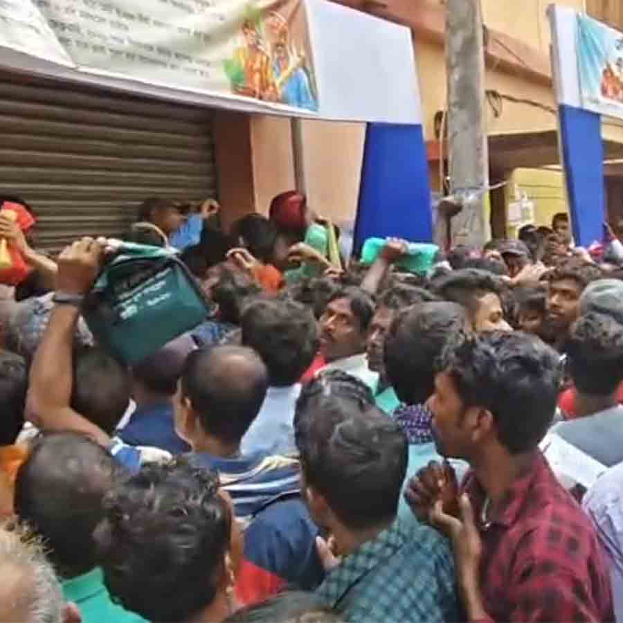 যুবসাথীর ফর্ম নেওয়া কে কেন্দ্র করো হুড়হুড়ি আরামবাগে।