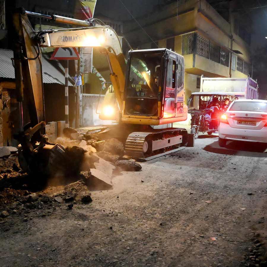 বিকল্প পথ না থাকায় রাস্তা মেরামতির কাজের জেরে সমস্যায় পড়েছেন মানুষ। দমদম ক্যান্টনমেন্টের পি কে গুহ রোডে।