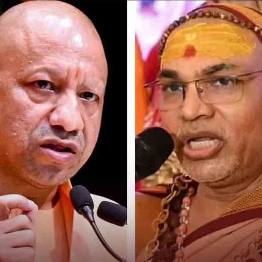 (বাঁ দিকে) যোগী আদিত্যনাথ এবং শঙ্করাচার্য স্বামী অভিমুক্তেশ্বরানন্দ সরস্বতী (ডান দিকে)।