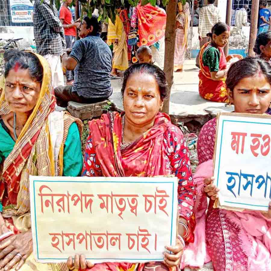 মহিলাদের অবস্থান গুসকরায়। নিজস্ব চিত্র