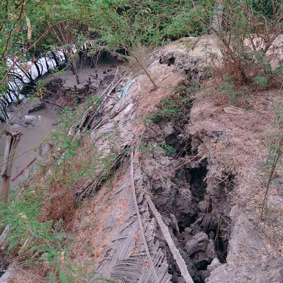 কলাগাছি নদীতে ভাঙন। 
