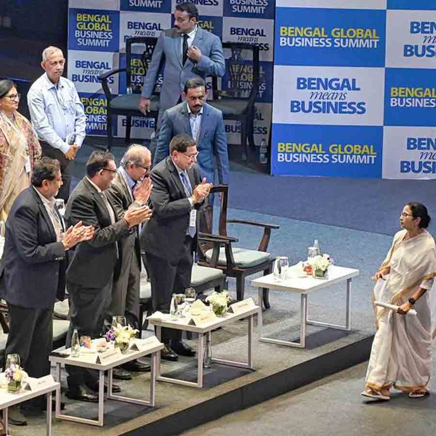 সার্থক?: বিশ্ব বঙ্গ বাণিজ্য সম্মেলনের সমাপ্তি অনুষ্ঠানে মুখ্যমন্ত্রী মমতা বন্দ্যোপাধ্যায় ও অন্যরা। ফেব্রুয়ারি, ২০২৫।