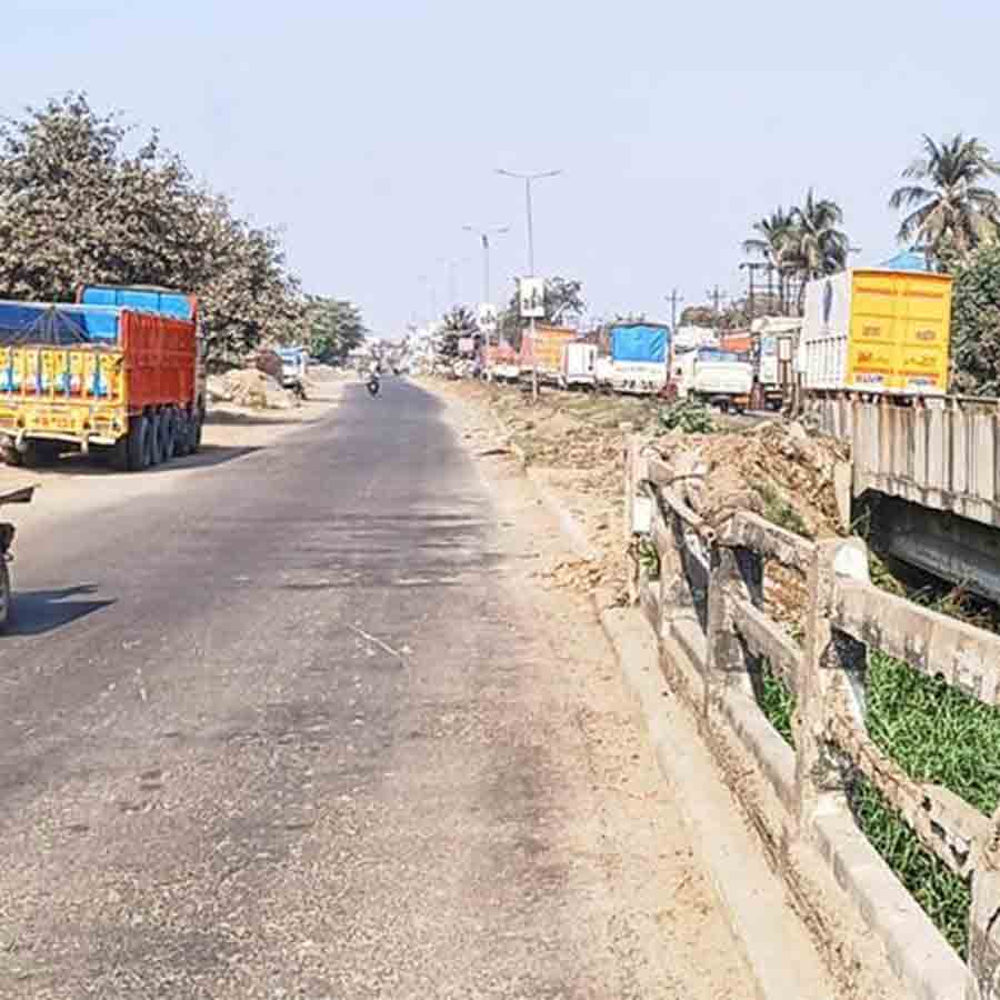 এক দিকের লেন দিয়েই চলছে গাড়ি। মোল্লাবেড়ে। নিজস্ব চিত্র