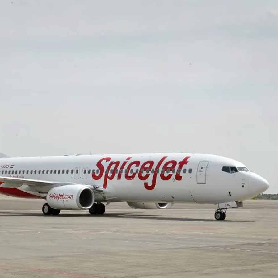 Technical snag in Engine, flight of a Spicejet makes emergency landing in Delhi dgtl
