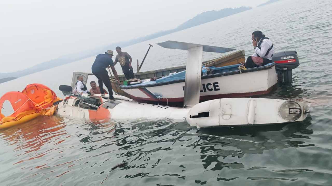সমুদ্রের উপর কপ্টার ভেঙে পড়ার পর উদ্ধার করা হচ্ছে যাত্রীদের। মঙ্গলবার আন্দামানে।