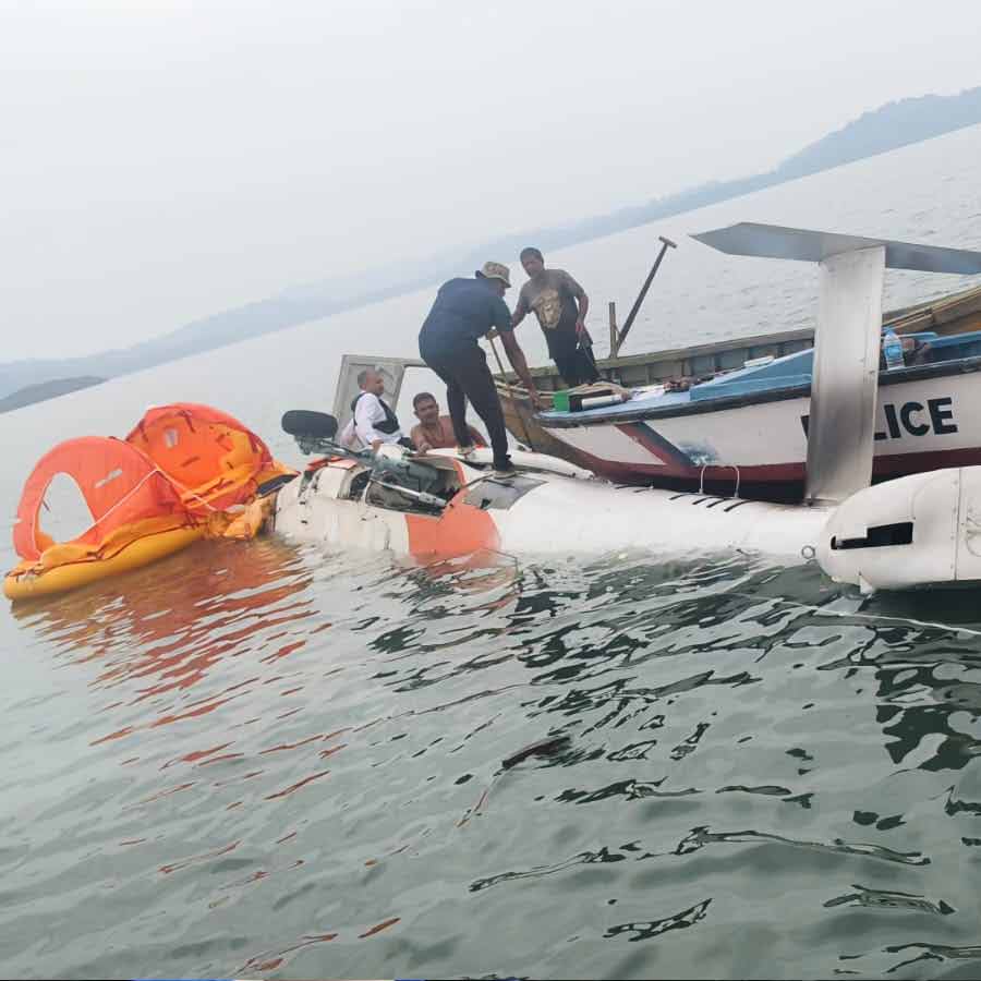 সমুদ্রের উপর কপ্টার ভেঙে পড়ার পর উদ্ধার করা হচ্ছে যাত্রীদের। মঙ্গলবার আন্দামানে।