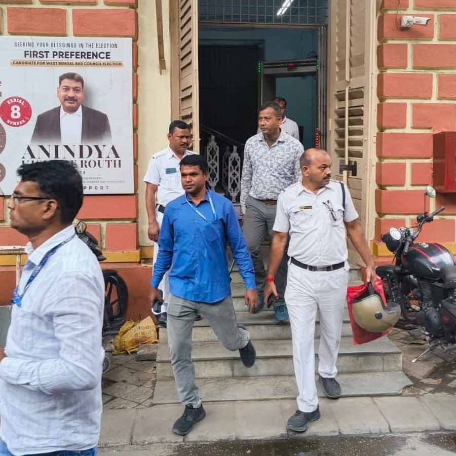 ব্যাঙ্কশাল আদালতে তল্লাশিতে কলকাতা পুলিশ।