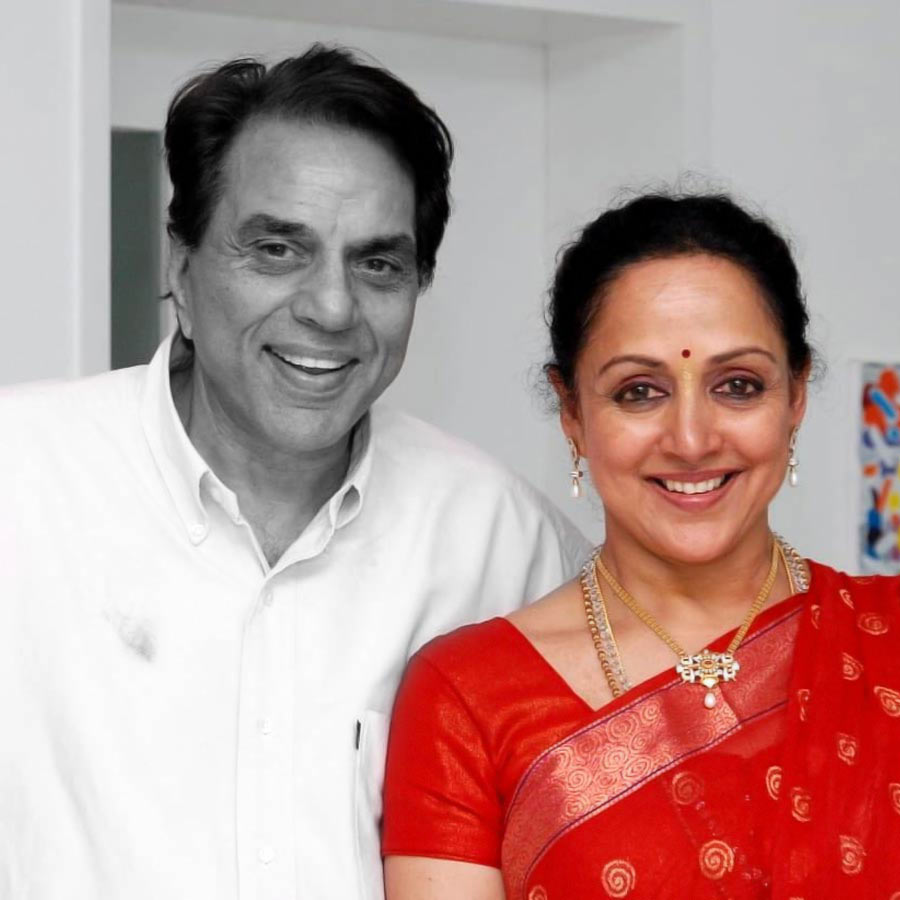 (বাঁ দিকে) ধর্মেন্দ্র, (ডান দিকে) হেমা মালিনী।