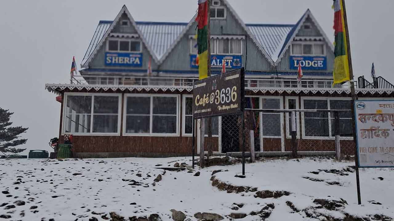 পুরু বরফে ঢাকল সান্দাকফু।