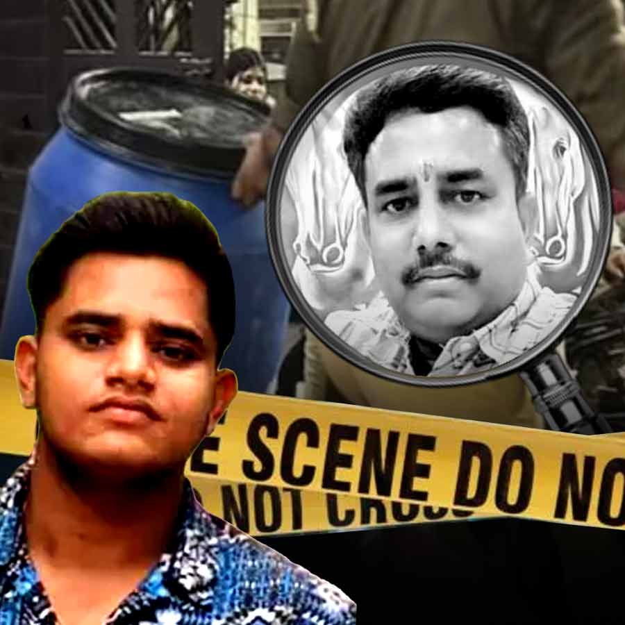 ব্যবসায়ী (ইনসেটে) খুনে অভিযুক্ত পুত্র (বাঁ দিকে)। গ্রাফিক: আনন্দবাজার ডট কম।