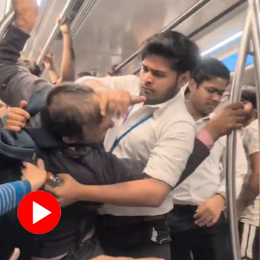 Video of brawl between passengers inside crowded Delhi metro goes viral dgtl