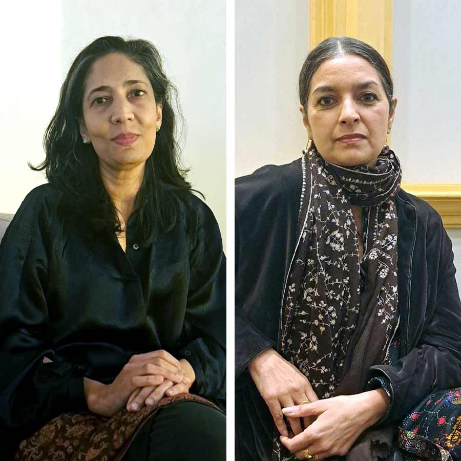 কিরণ দেসাই (বাঁ) ও ঝুম্পা লাহিড়ী (ডান) কলকাতায়।