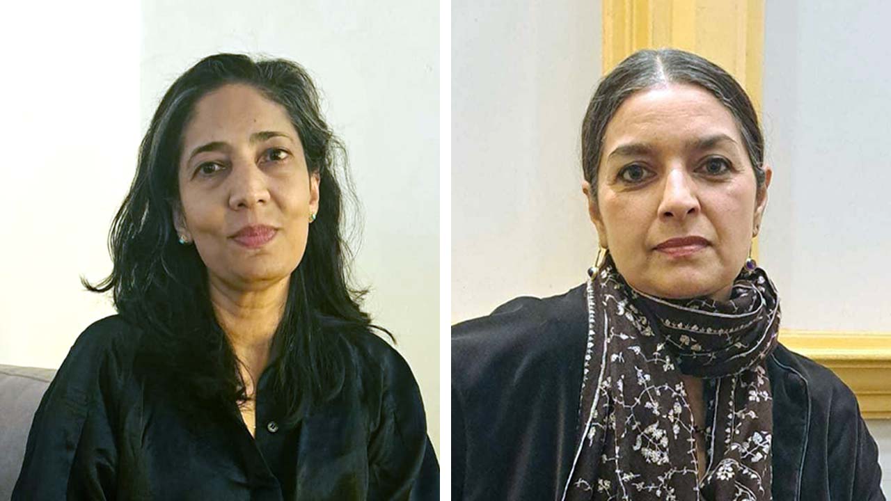 (বাঁ দিকে) কিরণ দেসাই  ও ঝুম্পা লাহিড়ী (ডান দিকে) কলকাতায়।