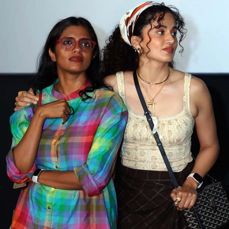 ‘অস্‌সি’ ছবির প্রচারে কলকাতায় তাপসী পন্নুর সঙ্গে কানি কুশ্রুতি।