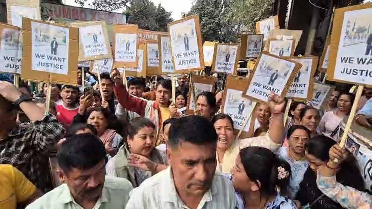 দেবাংশুকে আদালতে নিয়ে গেলে সেখানেই বিচারের দাবিতে বিক্ষোভ দেখান মৃত ও আহতের পরিবার।