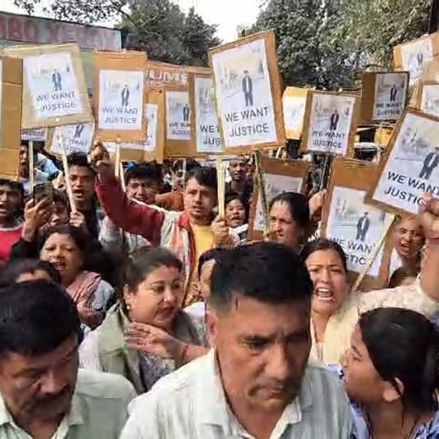 দেবাংশুকে আদালতে নিয়ে গেলে সেখানেই বিচারের দাবিতে বিক্ষোভ দেখান মৃত ও আহতের পরিবার।