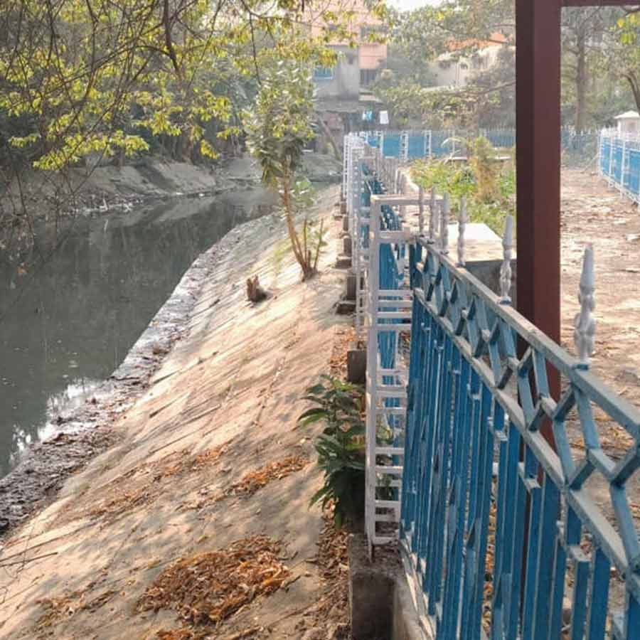 মুকুন্দপুরের গুনিয়াগাছি খালের পাড়ে লোহার বেড়া।