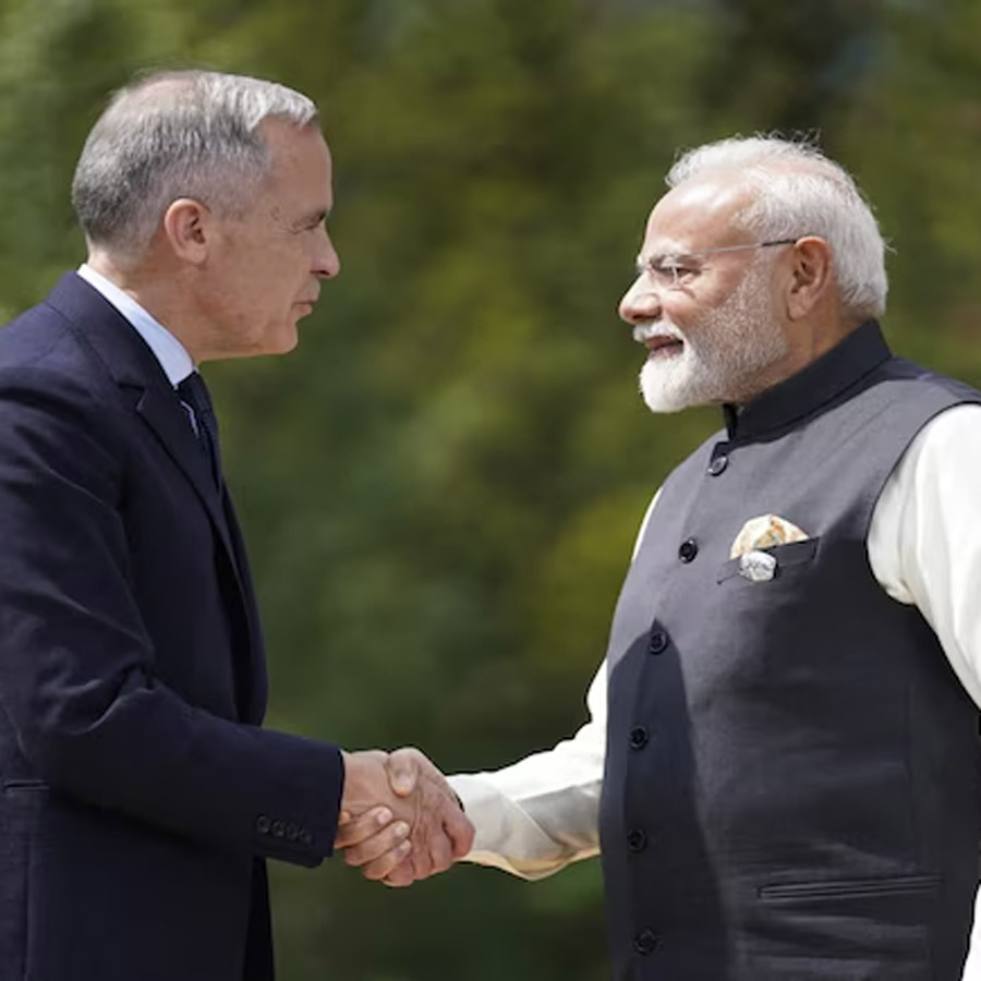 (বাঁ দিকে) কানাডার প্রধানমন্ত্রী মার্ক কার্নির সঙ্গে ভারতের প্রধানমন্ত্রী নরেন্দ্র মোদী (ডান দিকে)।
