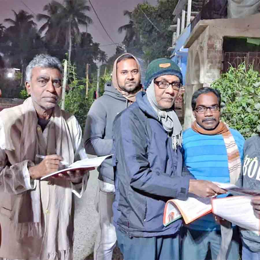 নেতৃত্বের নির্দেশ মতো বিজেপি কর্মীদের বাড়ি বাড়ি জনসংযোগ।