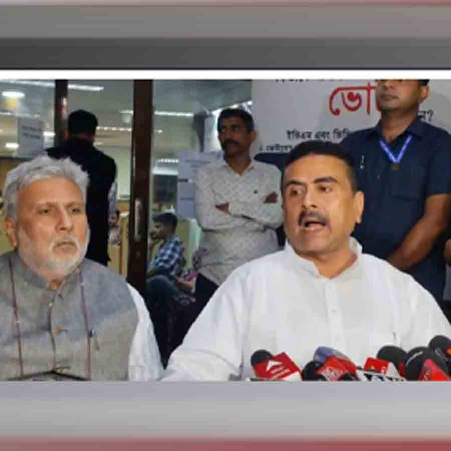 রাজ্যের মুখ্য নির্বাচনী আধিকারিকের (সিইও) দফতরে বিরোধী দলনেতা শুভেন্দু অধিকারী ও বিজেপি নেতা শিশির বাজোরিয়া।