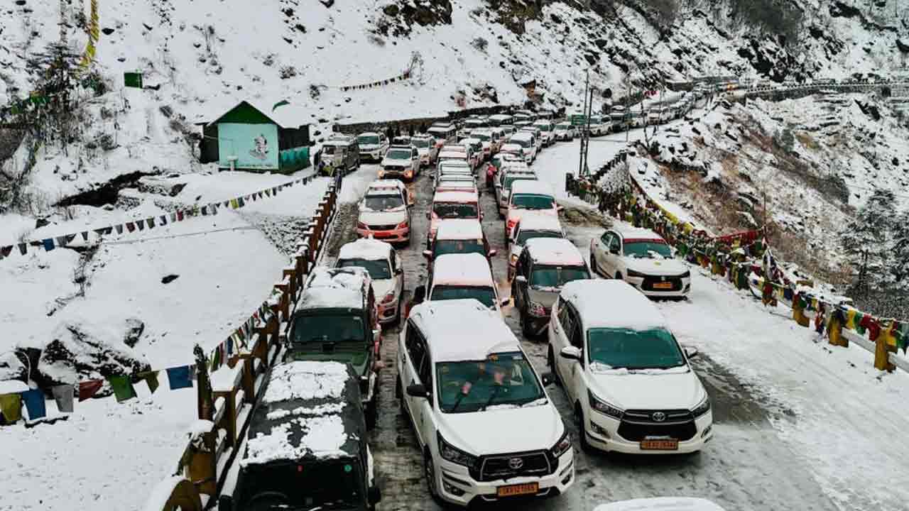 সিকিমে আটকে পড়া পর্যটকদের গাড়ি। ছবি: পিটিআই।