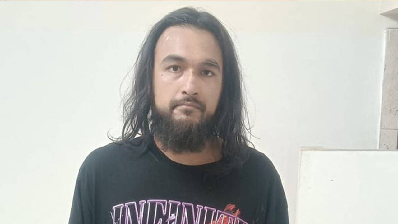 আদলত চত্বরেই গান মইনুল আহসান নোবেল!