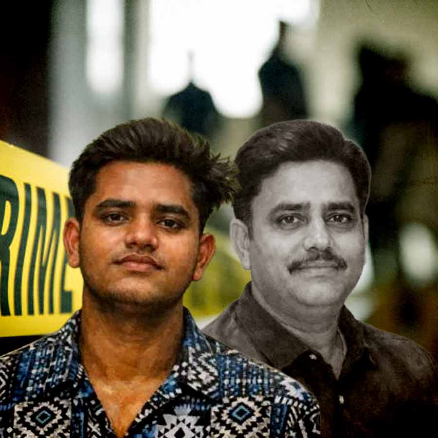 (বাঁ দিকে) অভিযুক্ত যুবক অক্ষত সিংহ। (ডান দিকে) অক্ষতের বাবা মানবেন্দ্র। ছবি: সংগৃহীত।