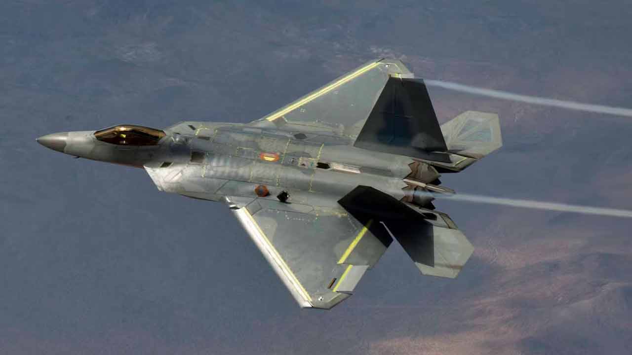 আমেরিকার এফ-২২ র‌্যাপ্টর যুদ্ধবিমান।