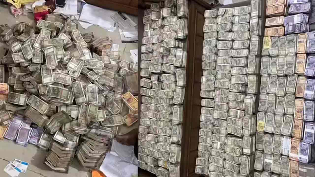 খনিকর্তার ফ্ল্যাট থেকে উদ্ধার হওয়া টাকার কিছু অংশ। ছবি: সংগৃহীত।