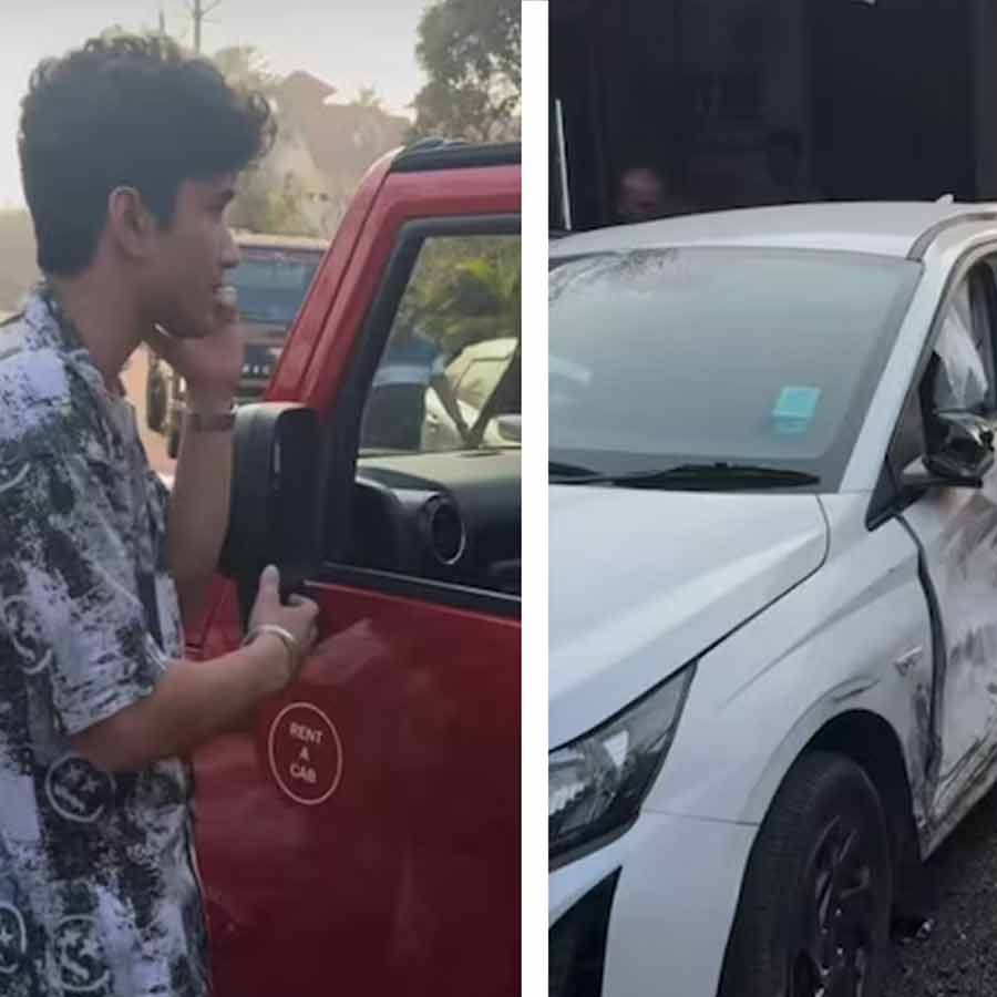 (বাঁ দিকে) লালরঙা এসইউভির সওয়ারি তরুণ।  সাদা গাড়িটিকে (মাঝে) ধাক্কা মারে লালরঙা এসইউভি। ছবি: সংগৃহীত।