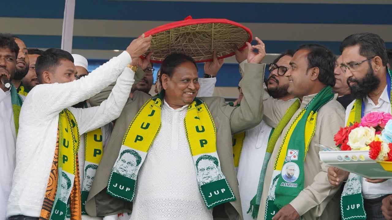 নতুন দল ঘোষণার পর হুমায়ুন কবীর (মাঝে)— ফাইল চিত্র।