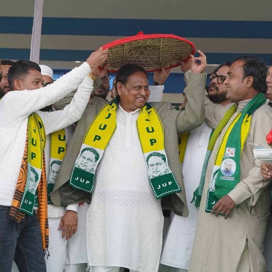 নতুন দল ঘোষণার পর হুমায়ুন কবীর (মাঝে। ফাইল চিত্র।