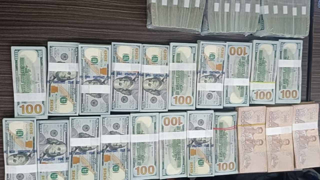 পার্ক স্ট্রিট এলাকা থেকে উদ্ধার হওয়া ডলার এবং থাই ভাট।