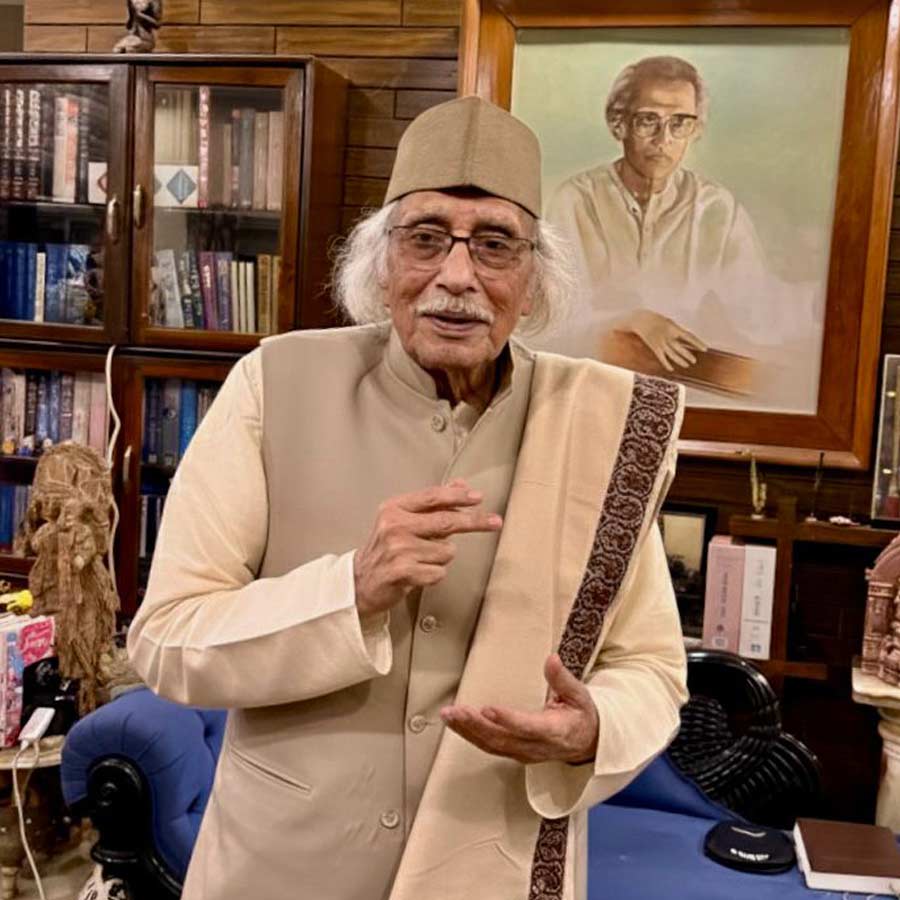 “বাবার কাছে শেখার সময় হাতুড়ির বাড়ি খেয়েছি”, বললেন অমিয়রঞ্জন।