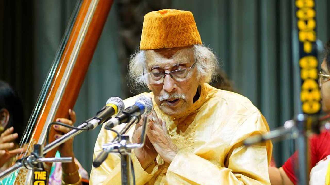 শতবর্ষে সঙ্গীত পরিবেশন করছেন অমিয়রঞ্জন। গোলপার্ক রামকৃষ্ণ মিশনে।