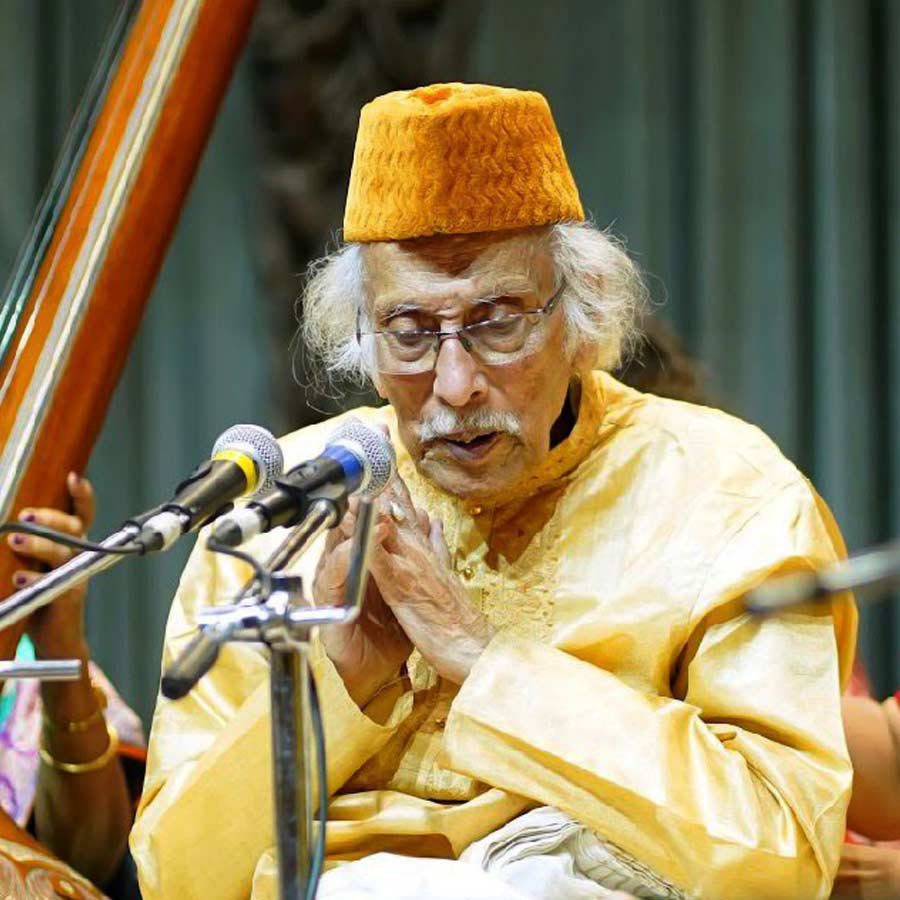 শতবর্ষে সঙ্গীত পরিবেশন করছেন অমিয়রঞ্জন। গোলপার্ক রামকৃষ্ণ মিশনে।