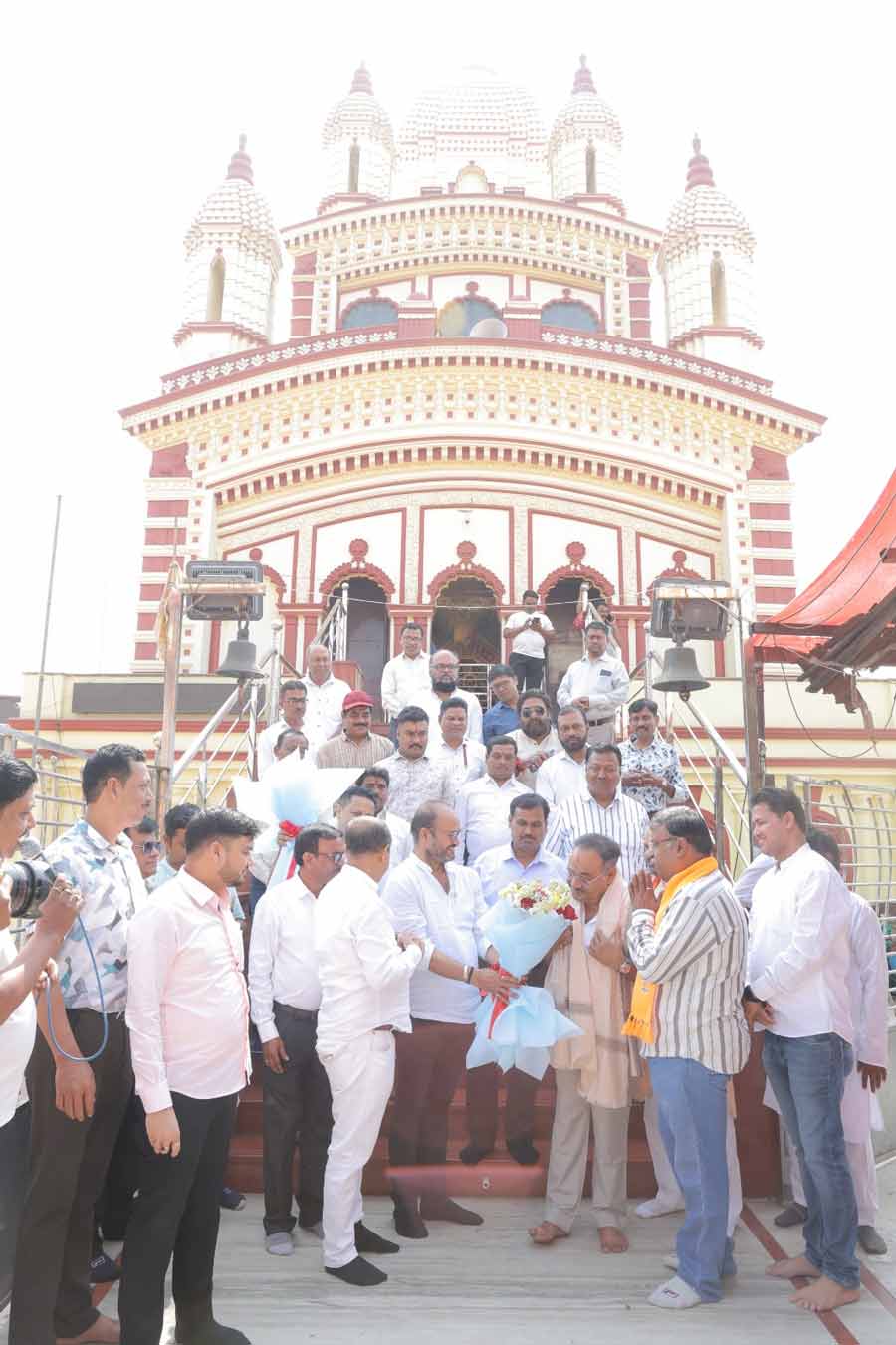 গুজরাতের সুরতে প্রবাসী বাঙালিদের উদ্যোগে দক্ষিণেশ্বর মন্দিরের আদলে তৈরি কালীবাড়িতে স্থানীয় বাঙালিদের সঙ্গে শমীক ভট্টাচার্য।